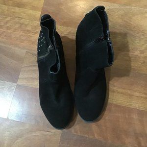 WHITE MOUNTAIN JACKIE Black Suede Ankle Boots w/zippers 9M *NICE*
